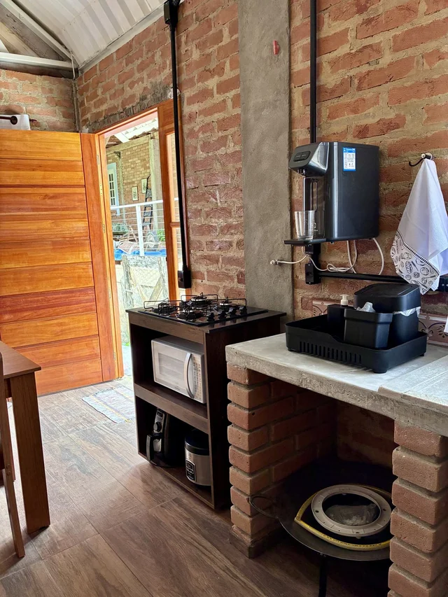 Cozinha com fogão, cafeteira e micro-ondas